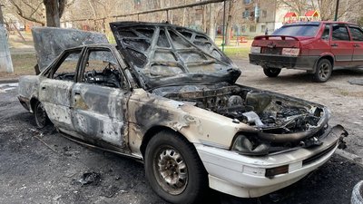 Пошкоджені житлові будинки та понівечені автомобілі. Наслідки обстрілів в спальному районі Миколаєва Пошкоджені житлові будинки та понівечені автомобілі. Наслідки обстрілів в спальному районі Миколаєва