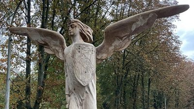 У Бурштині скульптури У Бурштині скульптури