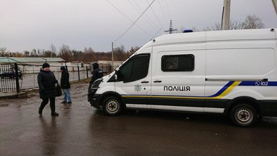 Муніципали почали демонтаж паркану біля Центрального ринку у Луцьку Муніципали почали демонтаж паркану біля Центрального ринку у Луцьку