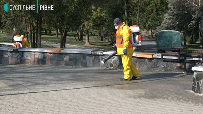 Взялись за зони відпочинку: у Рівному почали дезінфікувати парки