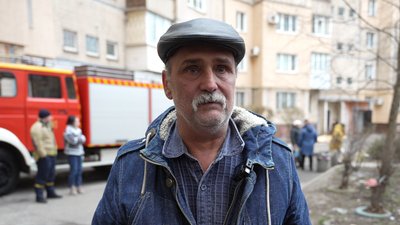 "Ракета пройшла на 8 поверсі, повністю прошила". Що кажуть місцеві жителі про момент атаки у Кривому Розі "Ракета пройшла на 8 поверсі, повністю прошила". Що кажуть місцеві жителі про момент атаки у Кривому Розі