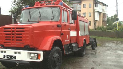 На деяких вулицях Хмельницького воду довелося відкачувати пожежникам. Фото: Суспільне. Поділля. На деяких вулицях Хмельницького воду довелося відкачувати пожежникам. Фото: Суспільне. Поділля.