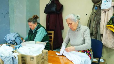 Потрібна тканина світлого кольору: у Вінниці волонтери плетуть маскувальні сітки для бійців Потрібна тканина світлого кольору: у Вінниці волонтери плетуть маскувальні сітки для бійців