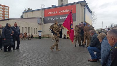 У Хмельницькому попрощалися із військовим Андрієм Литвиненком У Хмельницькому попрощалися із військовим Андрієм Литвиненком