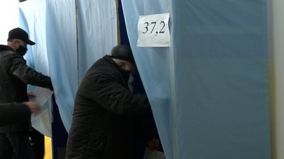Проміжні вибори на Прикарпатті. Як проходило голосування на дільницях в Делятині та Яремчі Проміжні вибори на Прикарпатті. Як проходило голосування на дільницях в Делятині та Яремчі