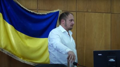 Облив водою нардепа під час сесії: міському голові на Сумщині вручили підозру за хуліганство Облив водою нардепа під час сесії: міському голові на Сумщині вручили підозру за хуліганство