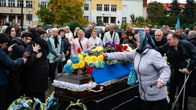 В Ужгороді попрощалися із полеглим захисником Миколою Суязовим В Ужгороді попрощалися із полеглим захисником Миколою Суязовим