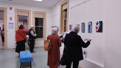 Австралійські волонтери продають картини військових, які проходять арттерапію на Рівненщині Австралійські волонтери продають картини військових, які проходять арттерапію на Рівненщині