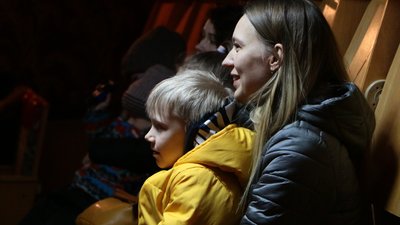 У громаді на Буковині актори театру зіграли виставу для дітей переселенців. Програма вистав У громаді на Буковині актори театру зіграли виставу для дітей переселенців. Програма вистав