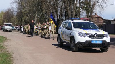 "Сім’я без батька, а ми без побратима". У Свесі на Сумщині попрощались з 35-річним прикордонником Сергієм Зайцем "Сім’я без батька, а ми без побратима". У Свесі на Сумщині попрощались з 35-річним прикордонником Сергієм Зайцем