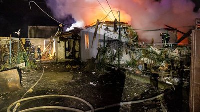 Пожежа в будинку через удар дроном по селу Мовчани Харківського району Пожежа в будинку через удар дроном по селу Мовчани Харківського району