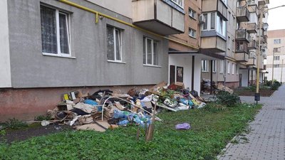 Викидають будівельне сміття та батарейки: в Ужгороді за пів року склали понад 100 протоколів