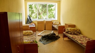 Наслідки обстрілу дитячого табору "Орлятко" біля Чугуєва на Харківщині: фоторепортаж Наслідки обстрілу дитячого табору "Орлятко" біля Чугуєва на Харківщині: фоторепортаж