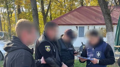 На Буковині поліцейського підозрюють у сприянні чоловікам в ухиленні від мобілізації за хабарі
