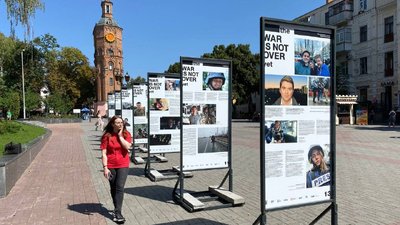 "Війна ще не закінчилася": у Вінниці відкрили виставку про журналістів на фронті