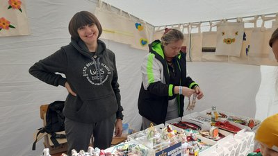 На ярмарку можна придбати патріотичні прикраси та сувенірну продукцію На ярмарку можна придбати патріотичні прикраси та сувенірну продукцію