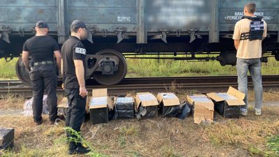 Прикордонники знайшли 3963 пачок тютюнових виробів без акцизу у вантажному потязі