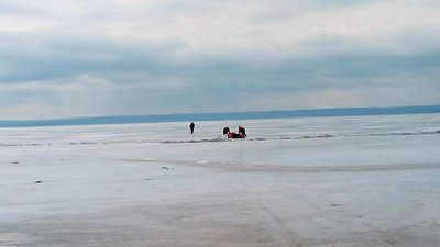 У Кам'янському надзвичайники врятували рибалку, який провалився під кригу
