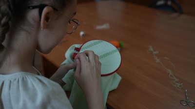У Сумах навчають створювати традиційні сумські вишиванки У Сумах навчають створювати традиційні сумські вишиванки