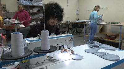 Екоторбинки з новорічними принтами шиє черкащанка Яніна Танцюра