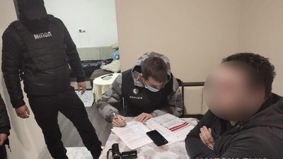 Закарпатцям, які переправляли мігрантів до країн ЄС, повідомили про підозру Закарпатцям, які переправляли мігрантів до країн ЄС, повідомили про підозру