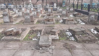 На Херсонщині шукають вандалів, які пошкодили пам'ятники братської могили на меморіальному кладовищі