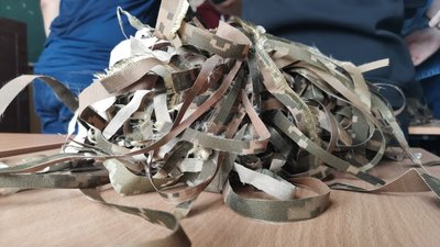 У Полтавському педуніверситеті сортують тканину для маскувальних сіток У Полтавському педуніверситеті сортують тканину для маскувальних сіток