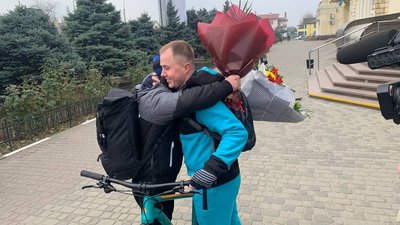 У Херсоні зустріли двірника, який завоював золото на чемпіонаті світу з джиу-джитсу У Херсоні зустріли двірника, який завоював золото на чемпіонаті світу з джиу-джитсу
