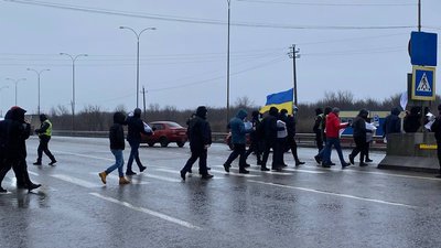 Моряки перекрили рух на трасі Одеса-Київ через корупцію Моряки перекрили рух на трасі Одеса-Київ через корупцію