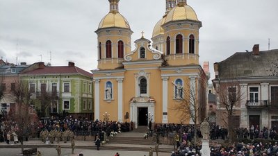 На Тернопільщині прощаються із загиблим Героєм України На Тернопільщині прощаються із загиблим Героєм України