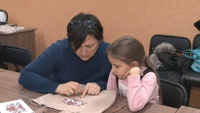 З візерунками з весільного рушника: у черкаському музеї розписували екоторбинки З візерунками з весільного рушника: у черкаському музеї розписували екоторбинки