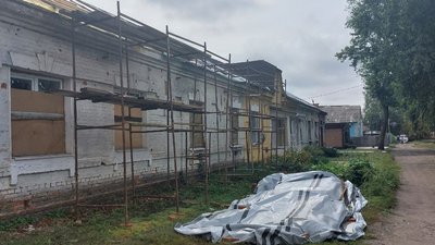 Перекривають дах — волонтери "Добробату" допомагають відновлювати будинки у Тростянці