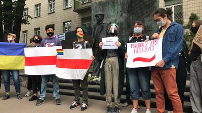 У Києві під посольством Білорусі проходить акція на підтримку затриманих на протестах
