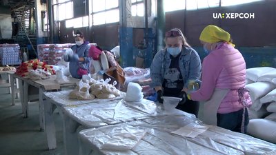 У Херсоні волонтери допомагають самотнім пенсіонерам та малозабезпеченим родинам