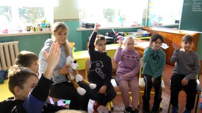 Хібукі-терапія: як собака-обіймака у Житомирі допомагає дітям впоратися зі стресом від війни Хібукі-терапія: як собака-обіймака у Житомирі допомагає дітям впоратися зі стресом від війни