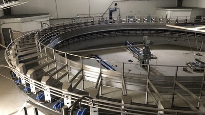 У господарстві Первомайщини споруджують доїльний зал карусельного типу У господарстві Первомайщини споруджують доїльний зал карусельного типу