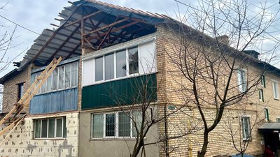 У Ворзелі на Київщині триває ремонт будинків, пошкоджених російськими обстрілами
