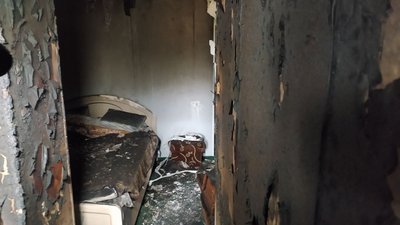 Живуть по сусідах: у подружжя з Сумщини згорів будинок через обстріли військовими РФ Живуть по сусідах: у подружжя з Сумщини згорів будинок через обстріли військовими РФ