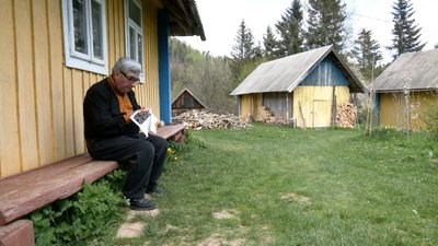 Заслужений майстер народної творчості України Дмитро Пожоджук вишиває Заслужений майстер народної творчості України Дмитро Пожоджук вишиває