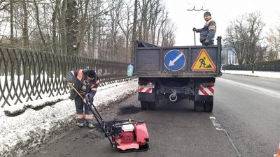 "Можна втратити колесо": у Львові розпочали ямковий ремонт доріг