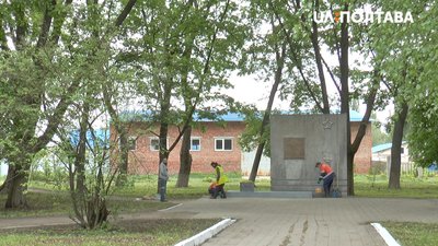 Комунальники чепурять пам’ятник героям-робітникам Полтавського м'ясокомбінату Комунальники чепурять пам’ятник героям-робітникам Полтавського м'ясокомбінату