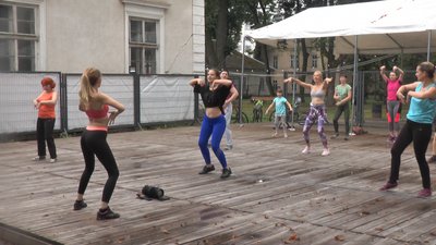 Щосуботи франківські матусі танцюють зумбу просто неба