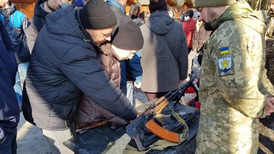 "Не панікуй! Готуйся!" В Ужгороді пройшли навчання військової підготовки для цивільного населення "Не панікуй! Готуйся!" В Ужгороді пройшли навчання військової підготовки для цивільного населення