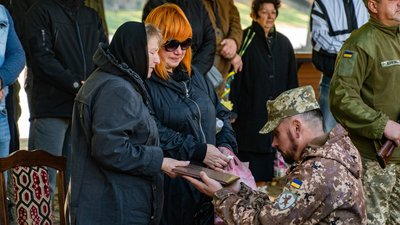 В Ужгороді попрощалися із полеглим захисником Андрієм Авраменком В Ужгороді попрощалися із полеглим захисником Андрієм Авраменком