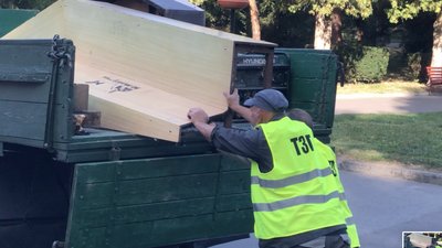 "Громадські" лавки біля музею у Рівному полагодять: першу вже забрали на ремонт "Громадські" лавки біля музею у Рівному полагодять: першу вже забрали на ремонт