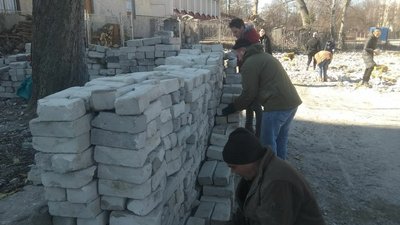 У Житомирі прибирають територію розбомленої російськими військами школи