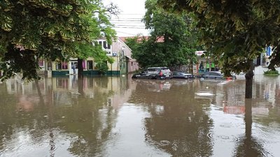 Після зливи. У Миколаєві рівень води на деяких вулицях піднявся до 50 см Після зливи. У Миколаєві рівень води на деяких вулицях піднявся до 50 см