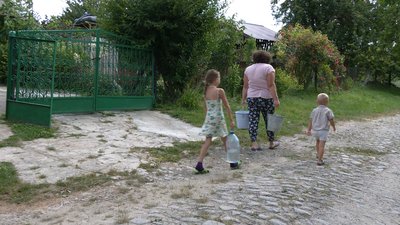 Багатодітна родина з Рівненщини – без води. У водоканалі пояснили, чому ремонт затягнувся