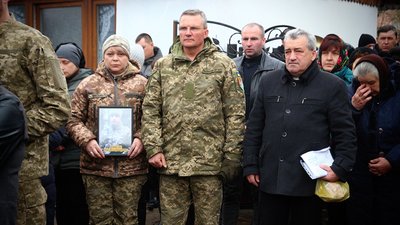На Тернопільщині в останню дорогу провели військовослужбовця Івана Кміле На Тернопільщині в останню дорогу провели військовослужбовця Івана Кміле