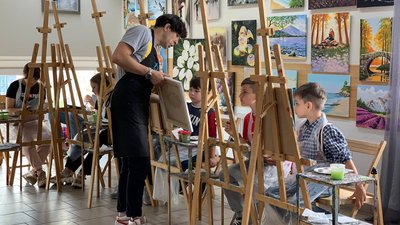 Майстер-клас від художника: в Тернополі діти-переселенці малювали кота "Калуша" Майстер-клас від художника: в Тернополі діти-переселенці малювали кота "Калуша"
